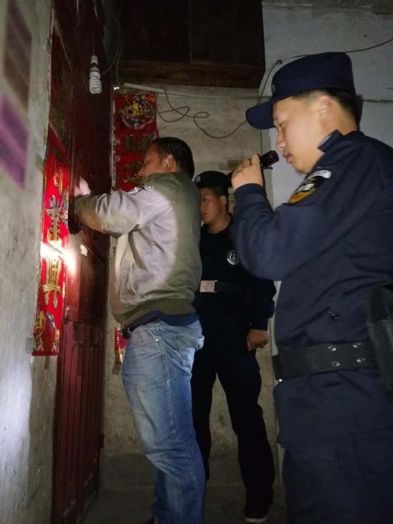 西藏粗心妈妈误将幼女锁家中 